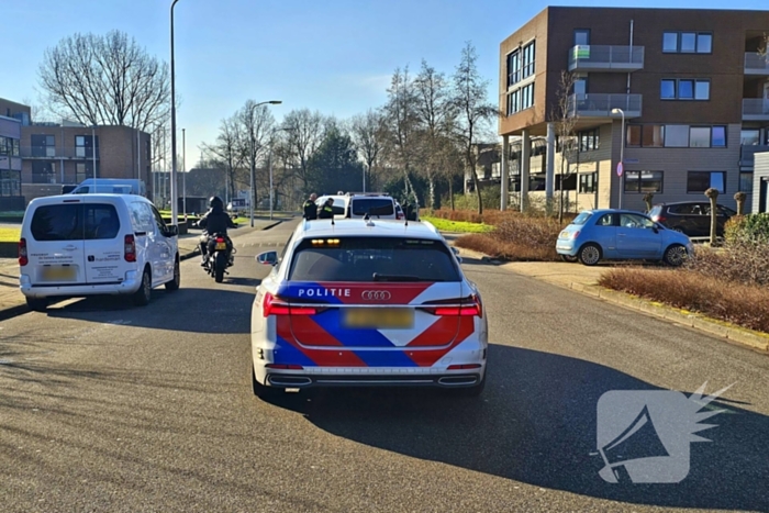 Verdachten onder schot uit voertuig gehaald