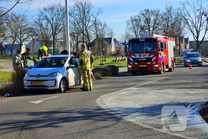 Brandweer controleert auto na brandmelding