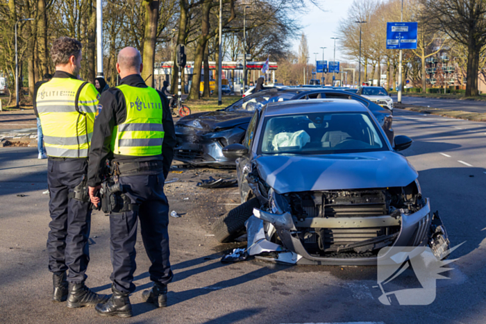 Twee voertuigen fiks beschadigd bij aanrijding op kruising