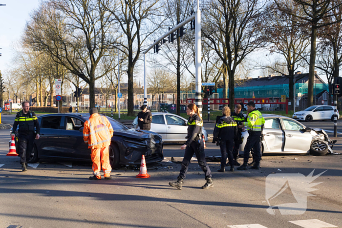 Twee voertuigen fiks beschadigd bij aanrijding op kruising