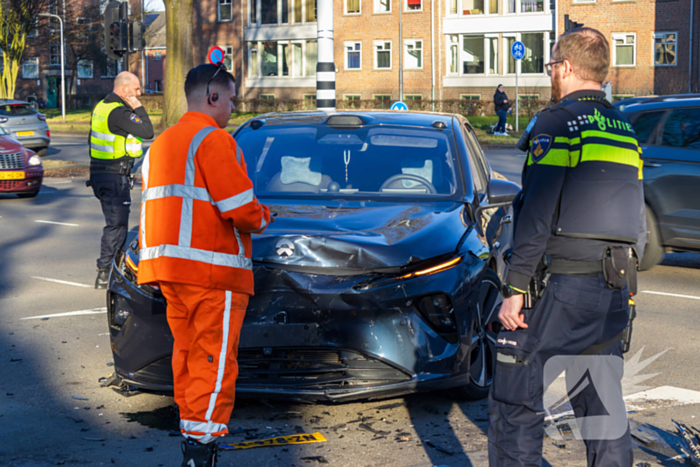 Twee voertuigen fiks beschadigd bij aanrijding op kruising