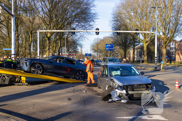 Twee voertuigen fiks beschadigd bij aanrijding op kruising
