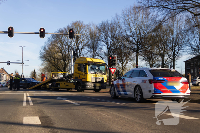 Twee voertuigen fiks beschadigd bij aanrijding op kruising