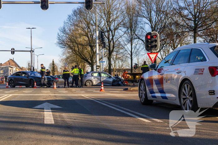Twee voertuigen fiks beschadigd bij aanrijding op kruising