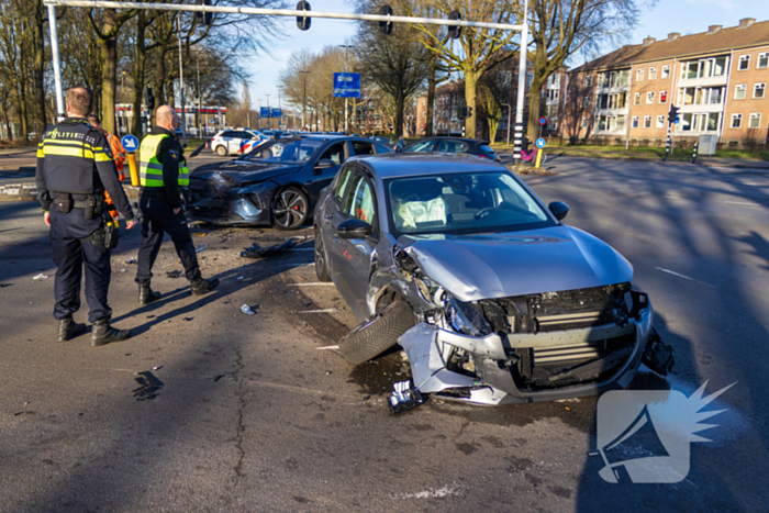 Twee voertuigen fiks beschadigd bij aanrijding op kruising