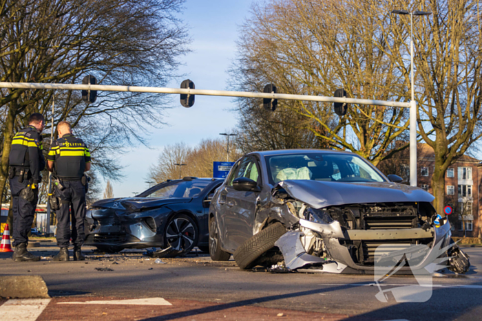 Twee voertuigen fiks beschadigd bij aanrijding op kruising