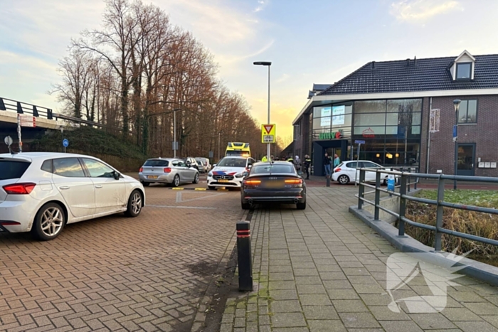 Fietser en automobilist botsen met elkaar