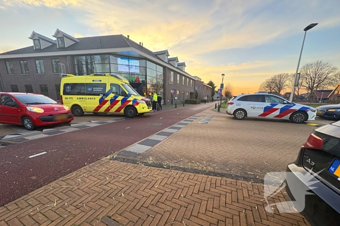 Fietser en automobilist botsen met elkaar