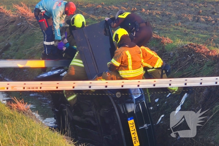 Voertuig belandt op zijkant in water na ongeval