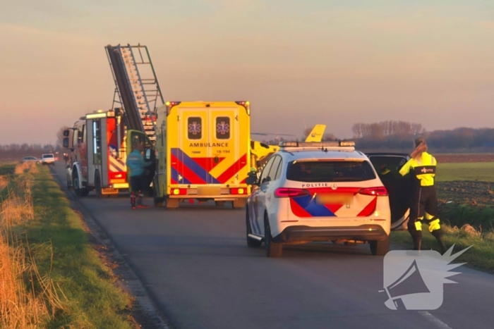 Voertuig belandt op zijkant in water na ongeval