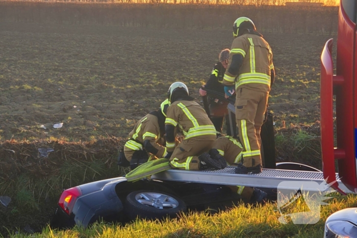 Voertuig belandt op zijkant in water na ongeval