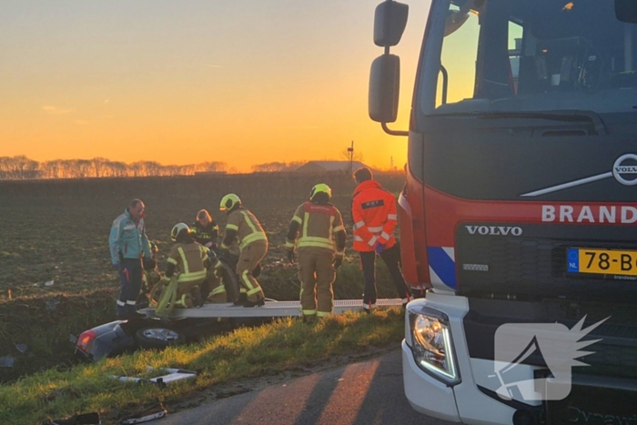 Voertuig belandt op zijkant in water na ongeval