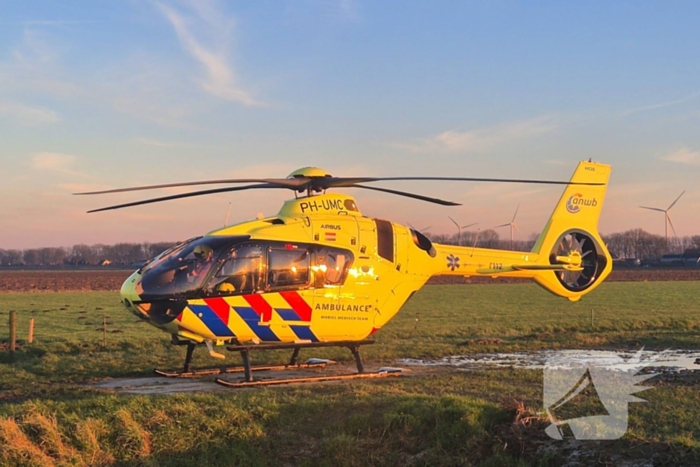 Voertuig belandt op zijkant in water na ongeval