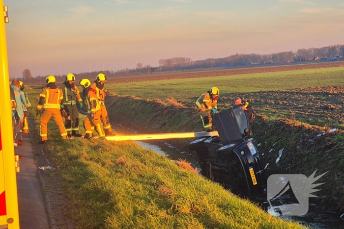 Voertuig belandt op zijkant in water na ongeval