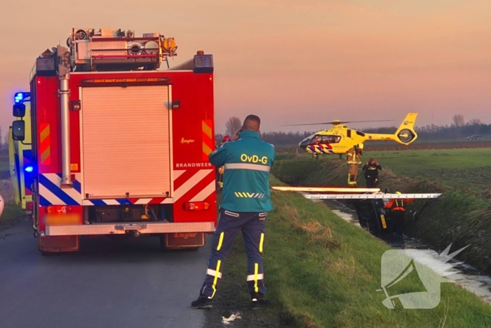 Voertuig belandt op zijkant in water na ongeval