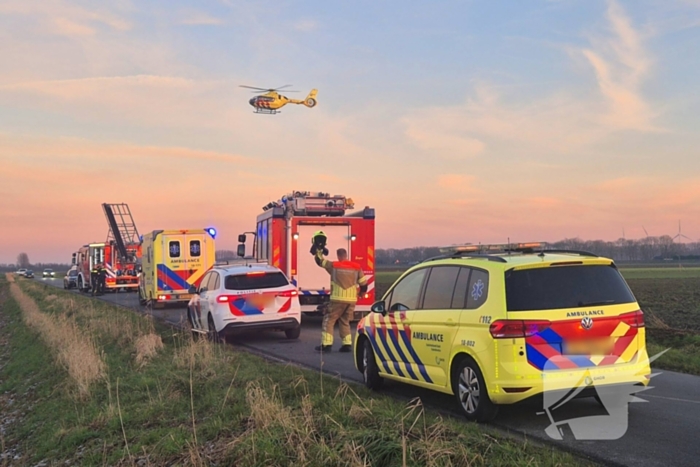 Voertuig belandt op zijkant in water na ongeval