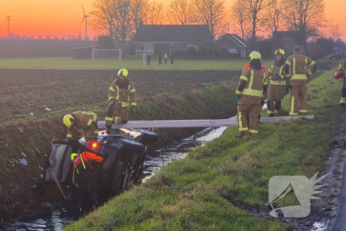 Voertuig belandt op zijkant in water na ongeval
