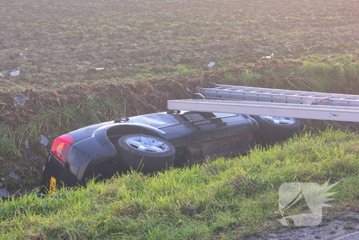 Voertuig belandt op zijkant in water na ongeval