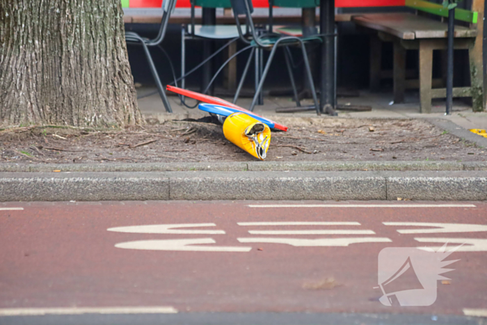 Kind bekneld onder tram