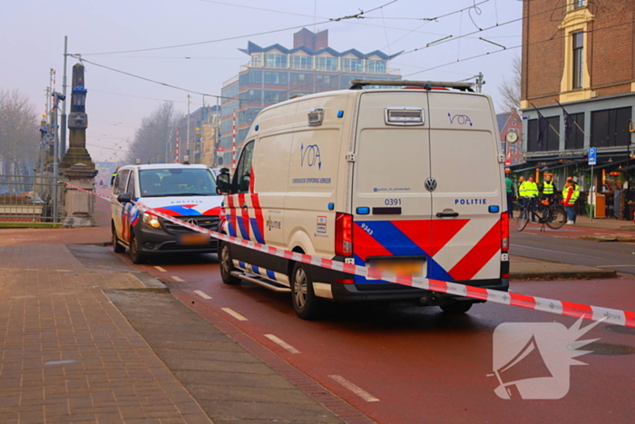 Kind bekneld onder tram