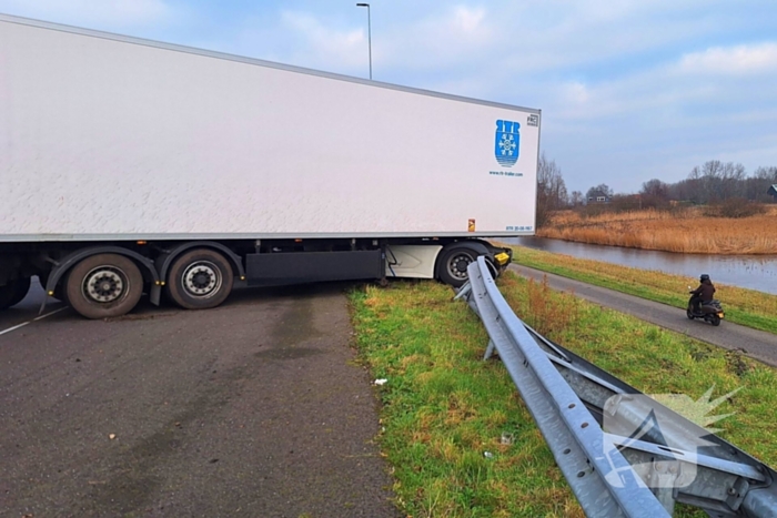 Vrachtwagen crasht en belandt in vangrail