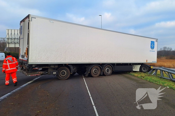 Vrachtwagen crasht en belandt in vangrail