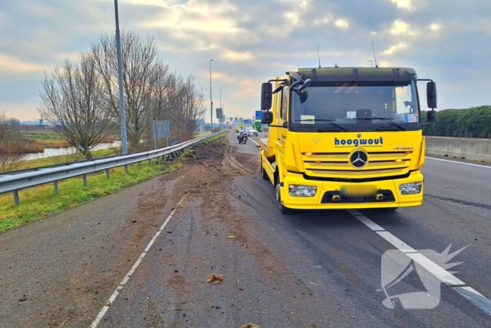 Vrachtwagen crasht en belandt in vangrail