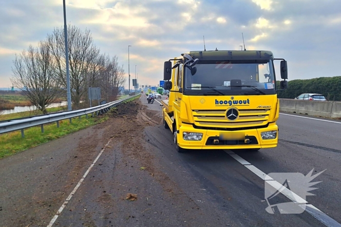 Vrachtwagen crasht en belandt in vangrail