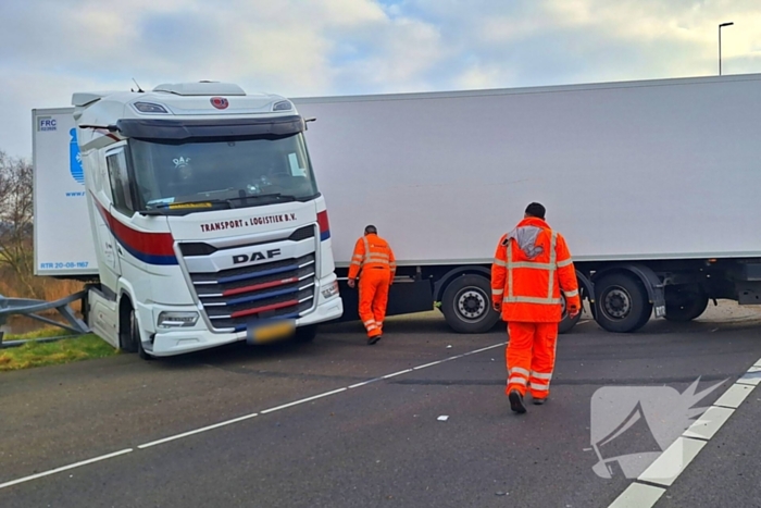 Vrachtwagen crasht en belandt in vangrail