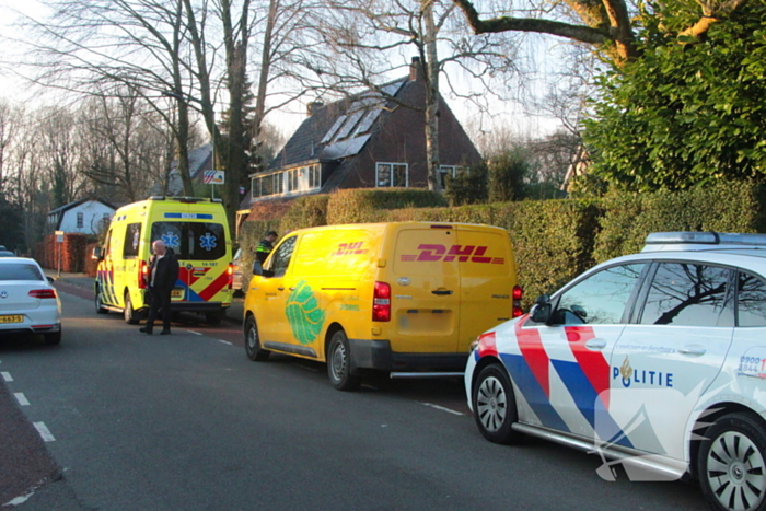 Automobilist rijdt fietser aan op rotonde
