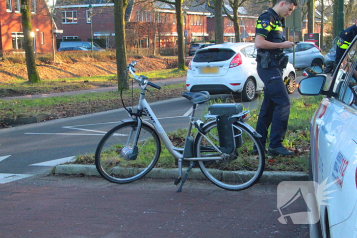Automobilist rijdt fietser aan op rotonde