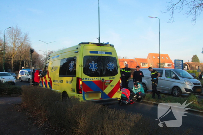 Automobilist rijdt fietser aan op rotonde