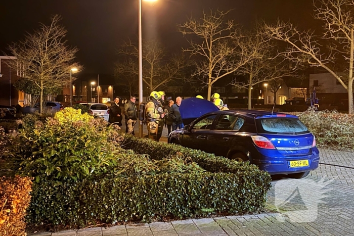 Brand onder motorkap van auto