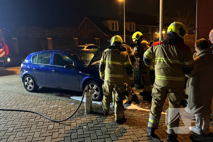 Brand onder motorkap van auto