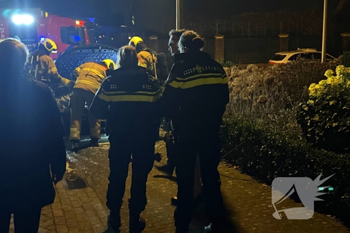 Brand onder motorkap van auto