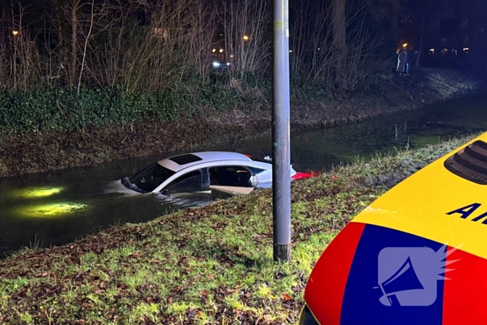 Peperdure Mercedes belandt in het water