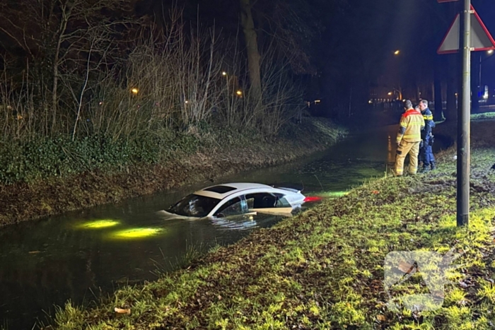 Peperdure Mercedes belandt in het water