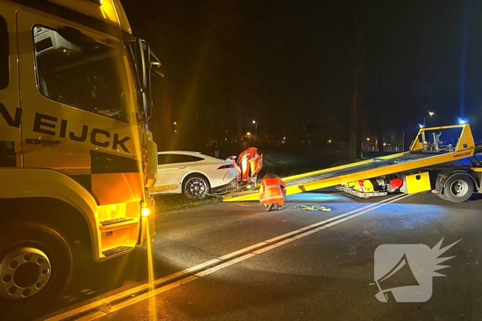 Peperdure Mercedes belandt in het water