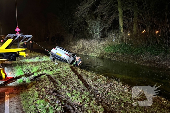 Peperdure Mercedes belandt in het water