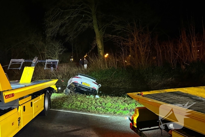 Peperdure Mercedes belandt in het water