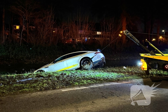 Peperdure Mercedes belandt in het water
