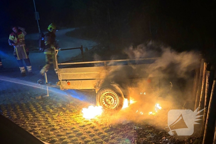 Aanhangwagen gaat in vlammen op