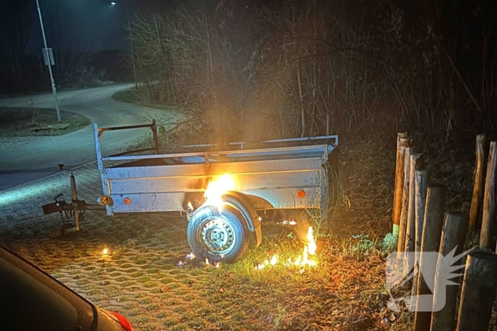 Aanhangwagen gaat in vlammen op