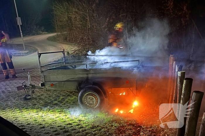 Aanhangwagen gaat in vlammen op
