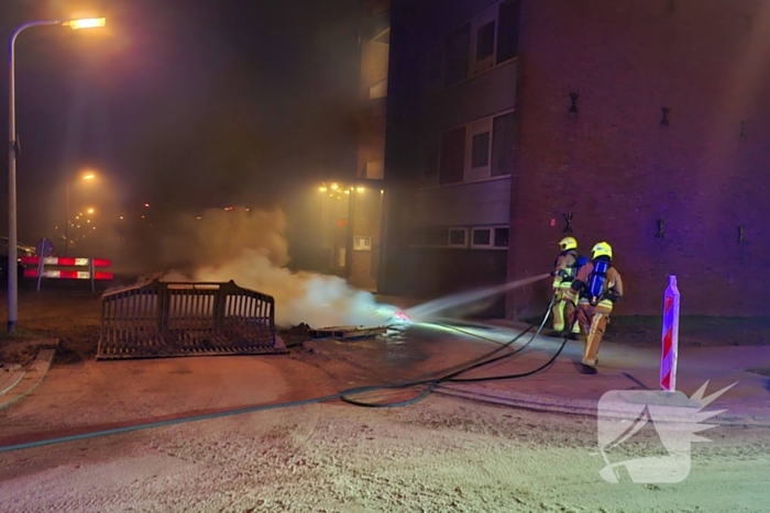 Veel rook bij buitenbrand naast portiek