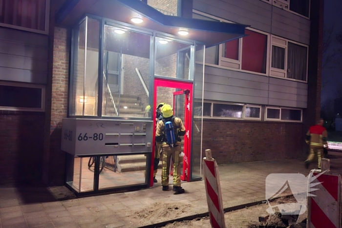Veel rook bij buitenbrand naast portiek