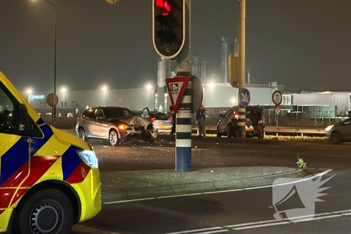 Flinke schade bij botsing tussen twee auto's