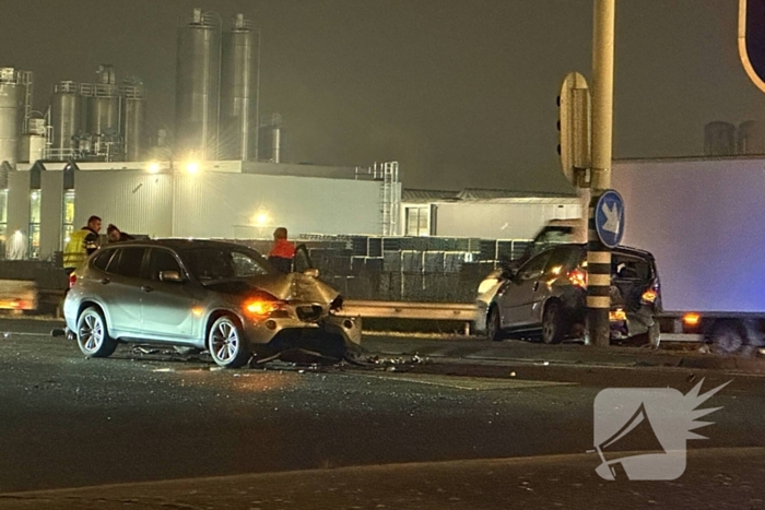 Flinke schade bij botsing tussen twee auto's