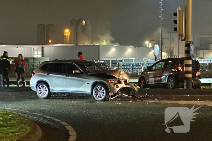 Flinke schade bij botsing tussen twee auto's