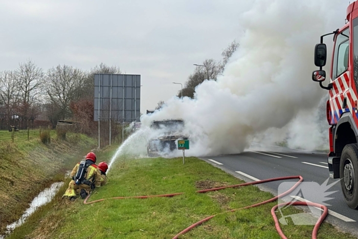 Amerikaanse pick-uptruck gaat in vlammen op